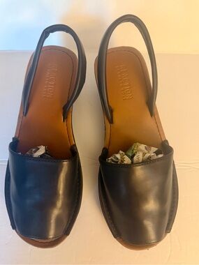 Kenneth Cole Wedges Sandals Size 7 Navy/tan. Preowned in excellent condition